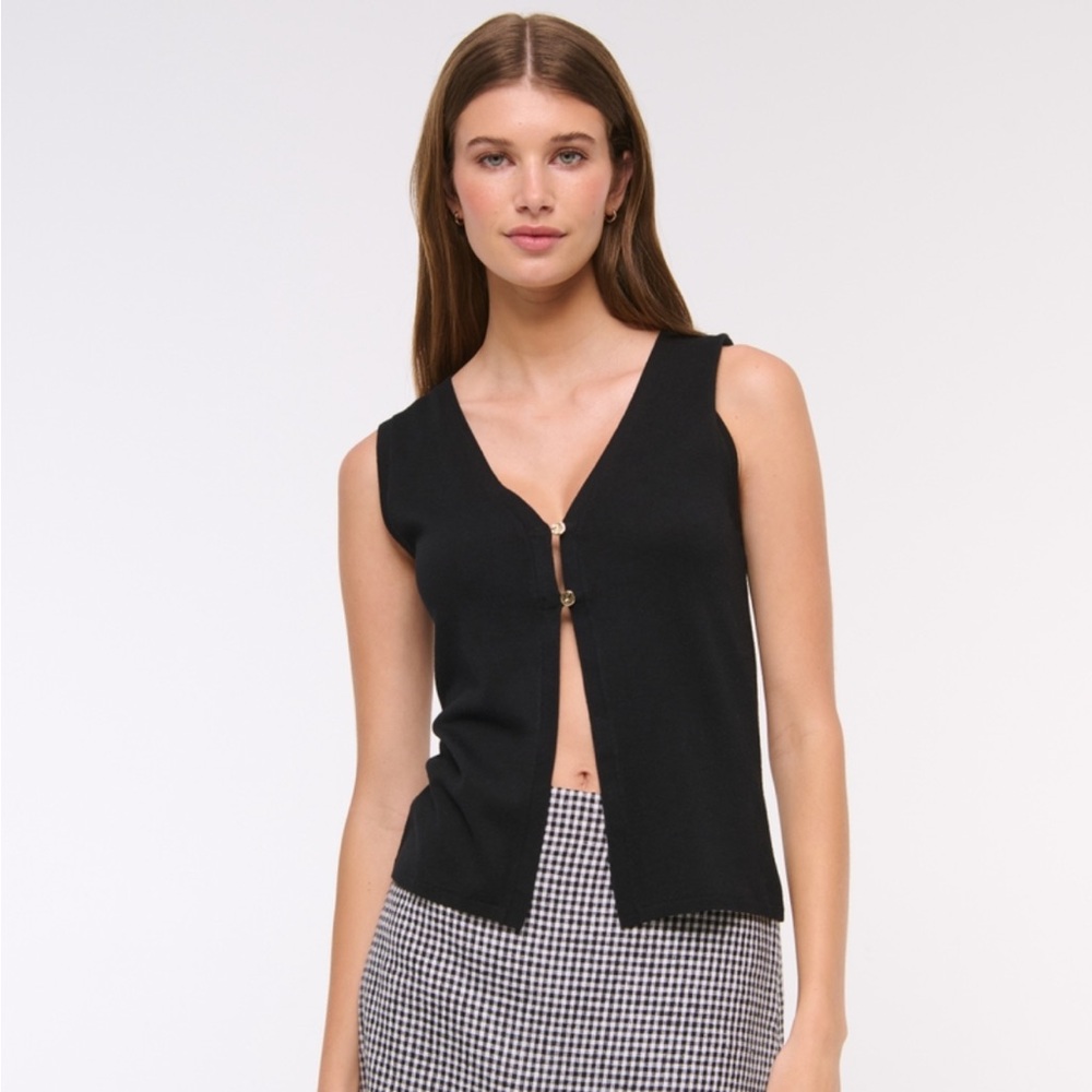 NWT abercrombie Black V neck cutaway sweater vest